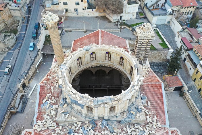 Gaziantep'te tarihi cami depreme dayanamadı