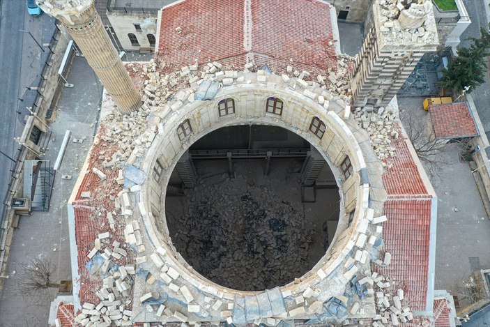 Gaziantep'te tarihi cami depreme dayanamadı