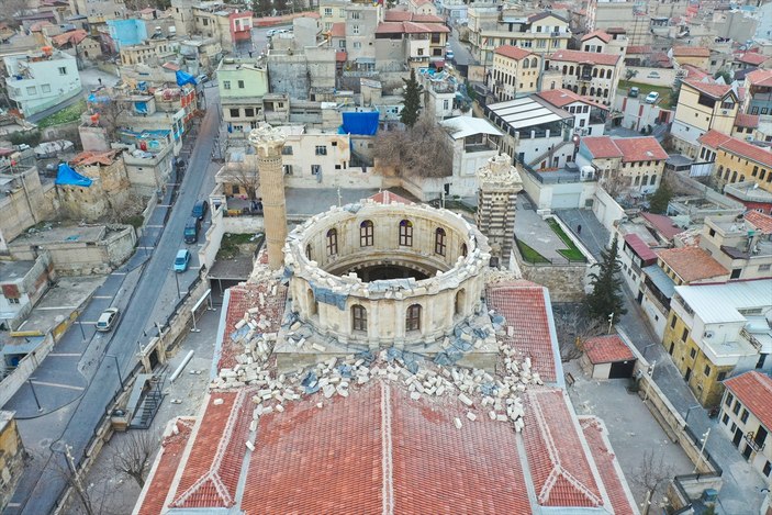 Gaziantep'te tarihi cami depreme dayanamadı