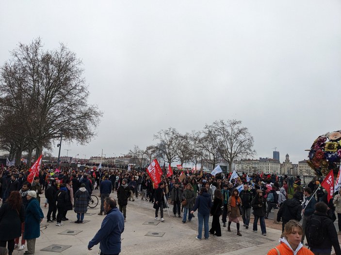 Fransa'da emeklilik reformuna karşı işçiler greve gitti