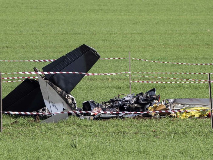 İtalya'da hava kuvvetlerine ait iki eğitim uçağı havada çarpıştı, 2 pilot öldü