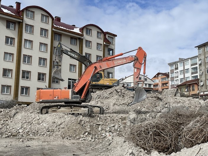 Bolu'da fay hattı üzerindeki binalar yıkılıyor