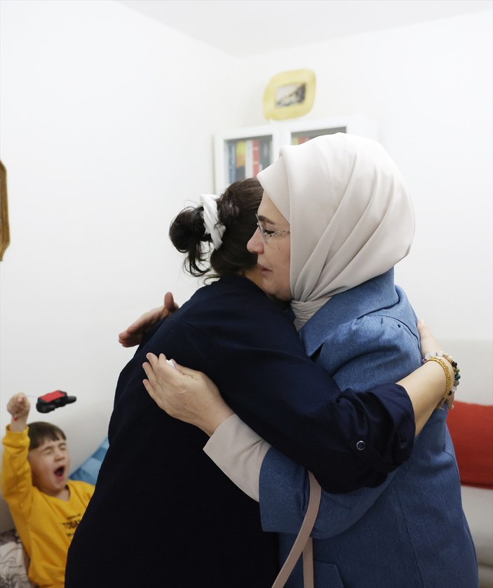 Cumhurbaşkanı Erdoğan'dan depremzede aileye ziyaret