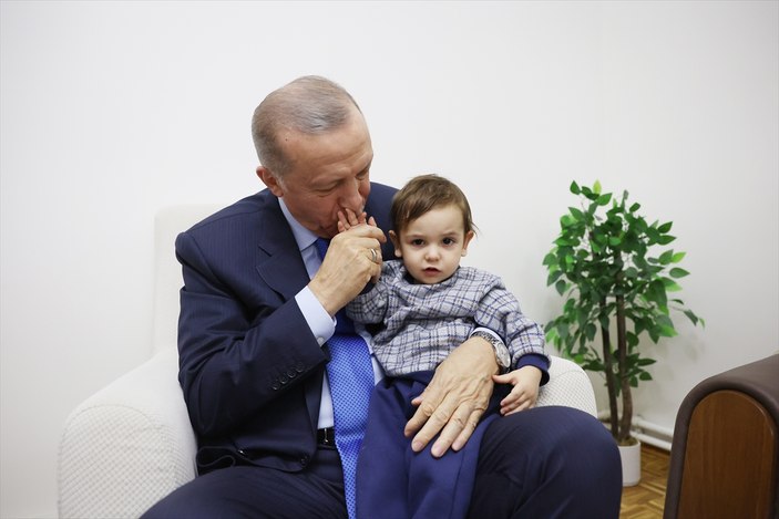 Cumhurbaşkanı Erdoğan'dan depremzede aileye ziyaret