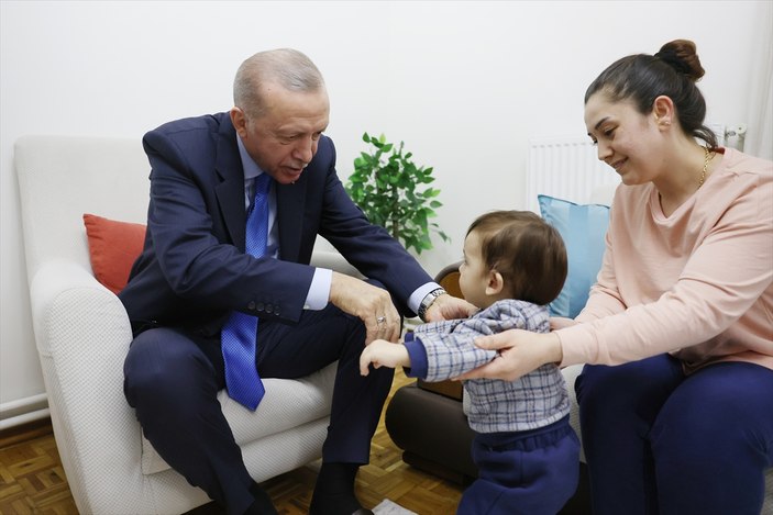 Cumhurbaşkanı Erdoğan'dan depremzede aileye ziyaret