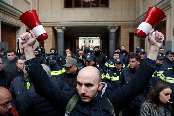 Gürcistan'da parlamento önündeki protestoda 66 gözaltı