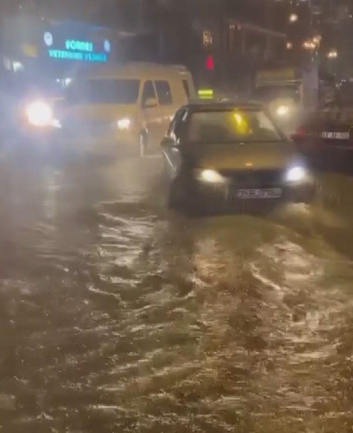İzmir'de yağmur! Araçlar yolda kaldı