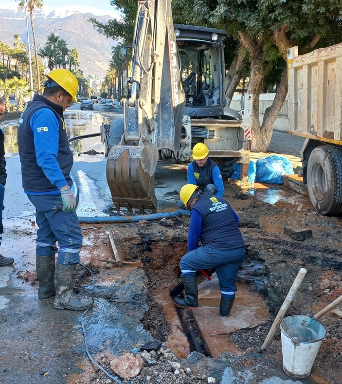 Konya Büyükşehir Belediyesi, deprem bölgesindeki çalışmalarını sürdürüyor