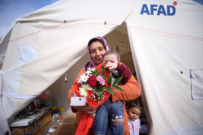Mehmetçik, deprem bölgesinde çadırda yaşayan kadınlara çiçek verdi