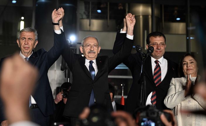 Melih Gökçek'ten CHP'li belediyelere tepki: İzmir bok kokuyor