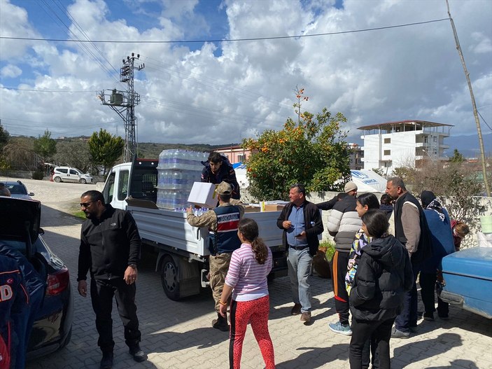 Hatay'da depremzede çocuklara tablet dağıtıldı