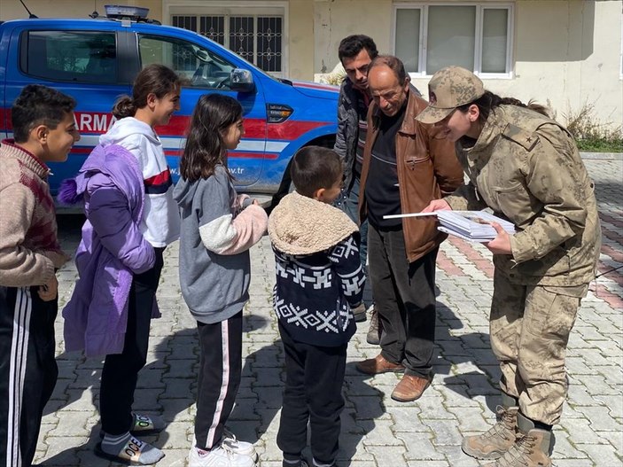 Hatay'da depremzede çocuklara tablet dağıtıldı