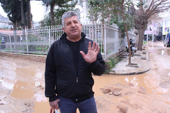 İzmir'deki tarihi çarşı esnafı bozuk yollara isyan ediyor