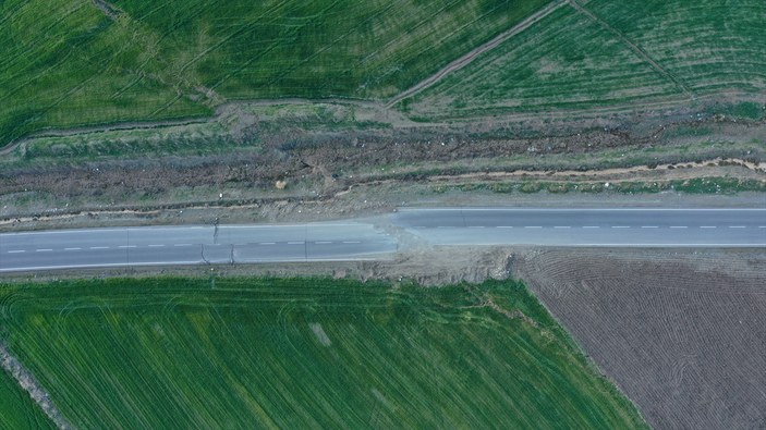 Kahramanmaraş'ta depremin yolda yarattığı kaymanın havadan görünümü