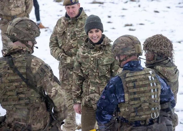 Kate Middleton askeri kamuflaj giydi