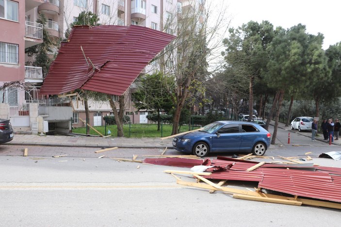 Denizli'de çatı uçtu, 6 otomobil hasar gördü; o anlar kamerada #2