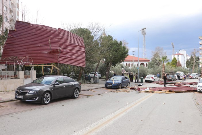 Denizli'de çatı uçtu, 6 otomobil hasar gördü; o anlar kamerada #3