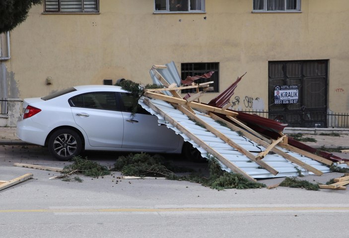 Denizli'de çatı uçtu, 6 otomobil hasar gördü; o anlar kamerada #4