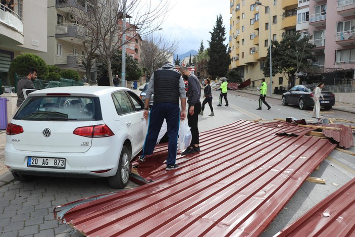 Denizli'de çatı uçtu, 6 otomobil hasar gördü; o anlar kamerada #5