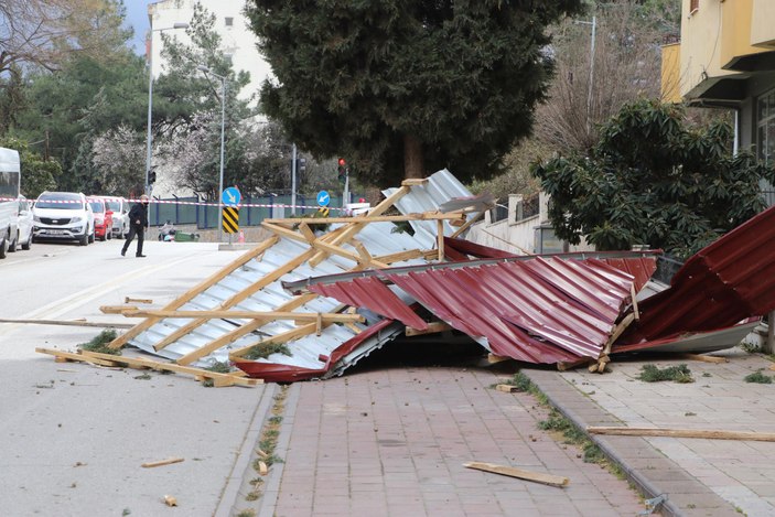 Denizli'de çatı uçtu, 6 otomobil hasar gördü; o anlar kamerada #8