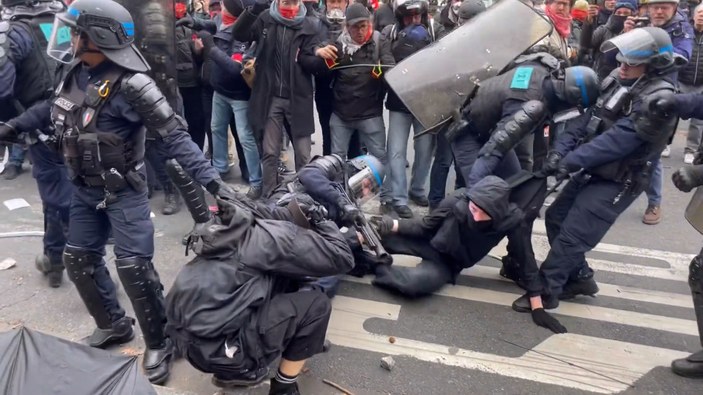 Fransa'da polis, emeklilik karşıtı gösteride orantısız şiddet uyguladı