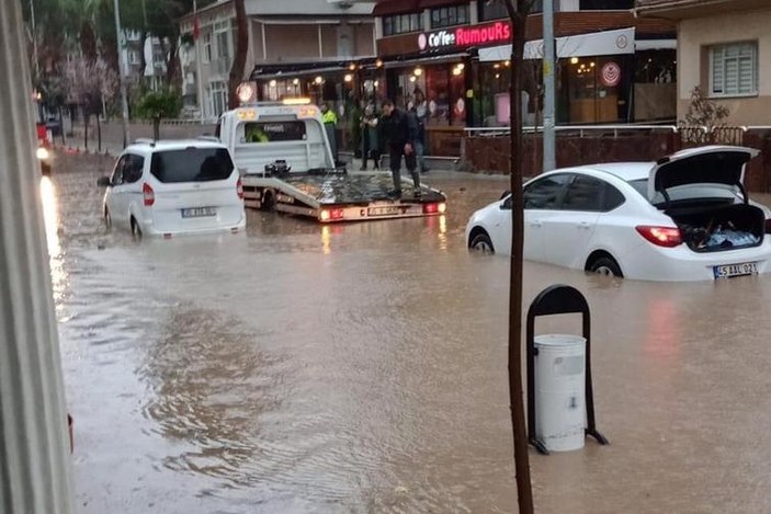 İzmir 30 dakikada göle döndü! Cadde ve iş yerleri su altında kaldı