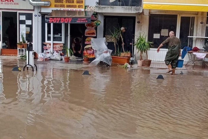 İzmir 30 dakikada göle döndü! Cadde ve iş yerleri su altında kaldı