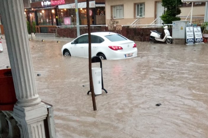 İzmir 30 dakikada göle döndü! Cadde ve iş yerleri su altında kaldı