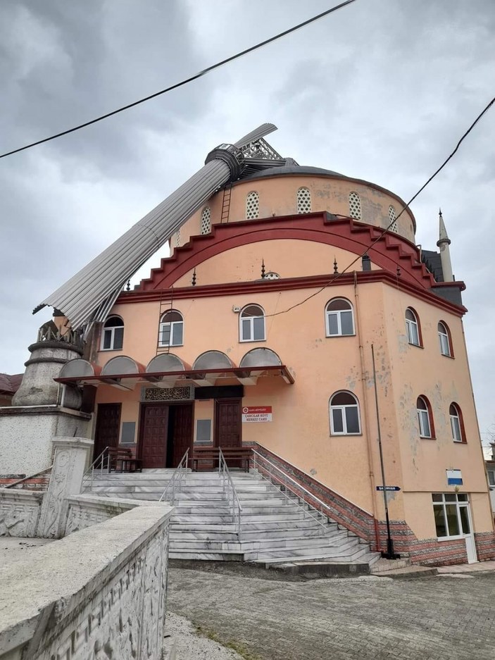 Zonguldak’ta şiddetli rüzgardan caminin minaresi devrildi #1