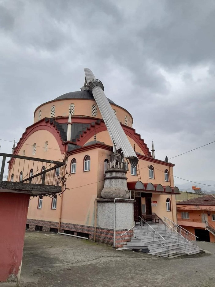 Zonguldak’ta şiddetli rüzgardan caminin minaresi devrildi #2
