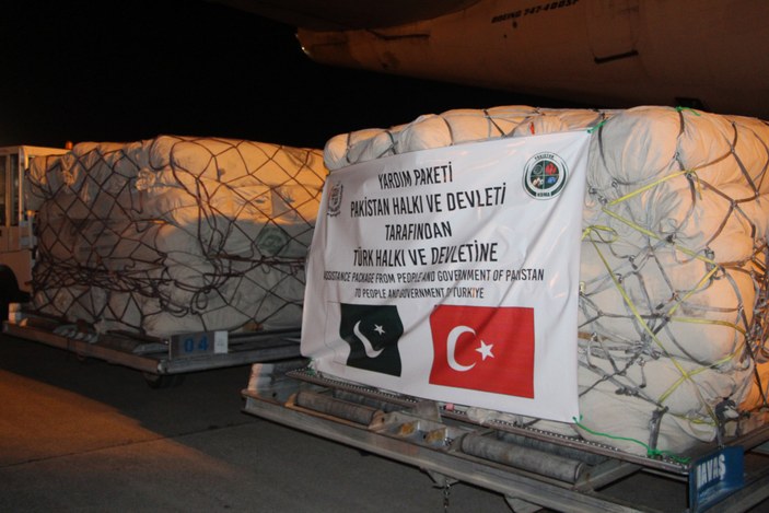 Pakistan’dan depremzedeler için bin 200 çadır taşıyan uçak Adana’ya iniş yaptı #7