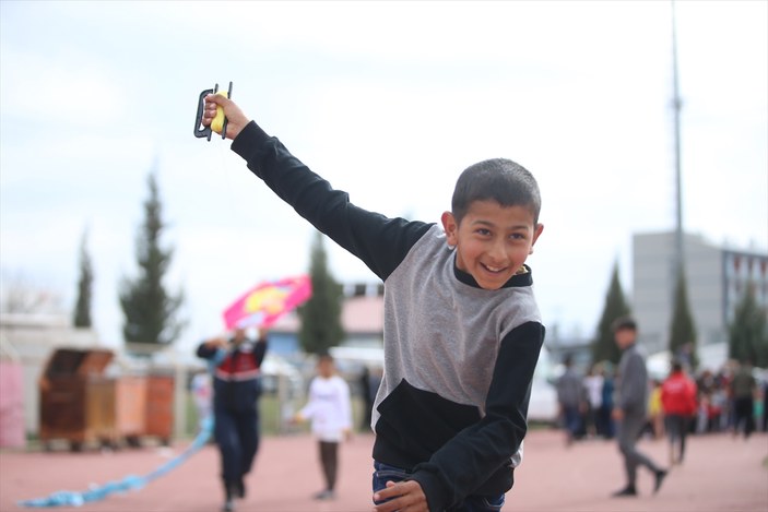 Kahramanmaraş'ta Mehmetçik, depremzede çocuklara uçurtma uçurmayı öğretiyor