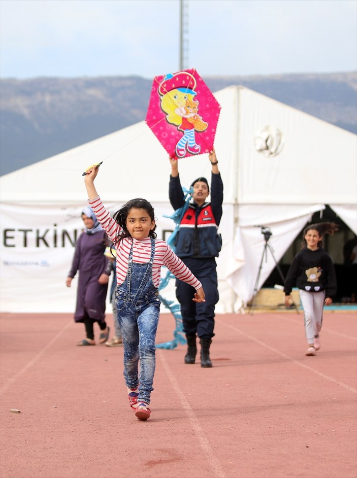 Kahramanmaraş'ta Mehmetçik, depremzede çocuklara uçurtma uçurmayı öğretiyor