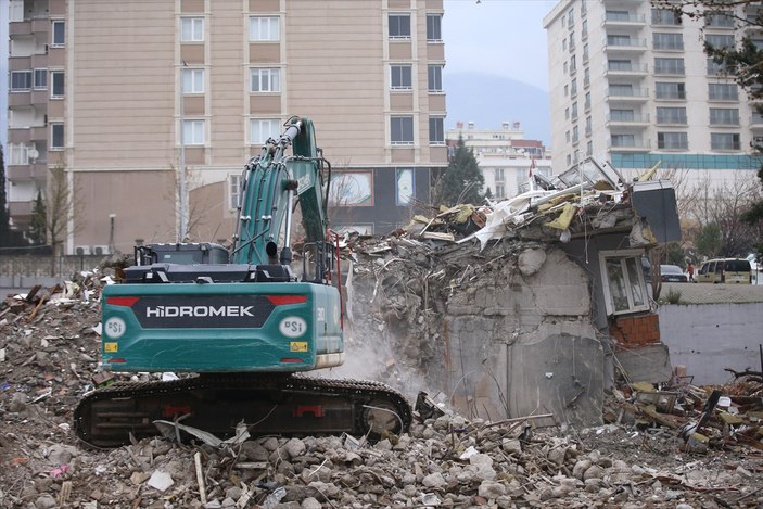 Kahramanmaraş'ta acil yıkılması gereken binaların yıkım işlemleri sürüyor