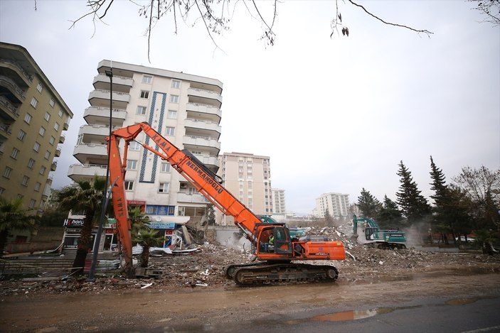 Kahramanmaraş'ta acil yıkılması gereken binaların yıkım işlemleri sürüyor