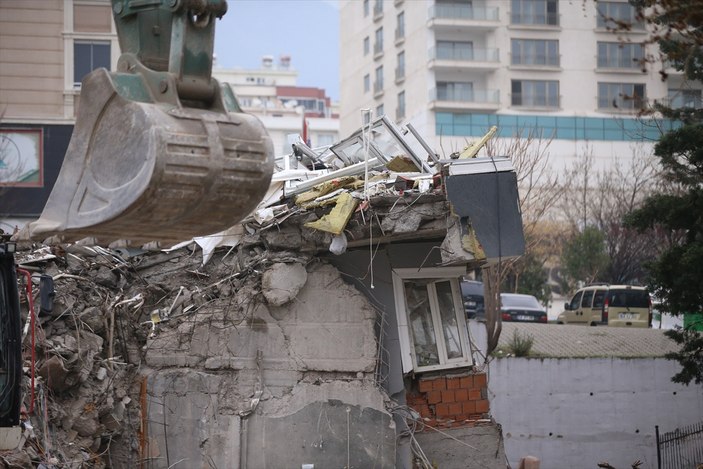 Kahramanmaraş'ta acil yıkılması gereken binaların yıkım işlemleri sürüyor