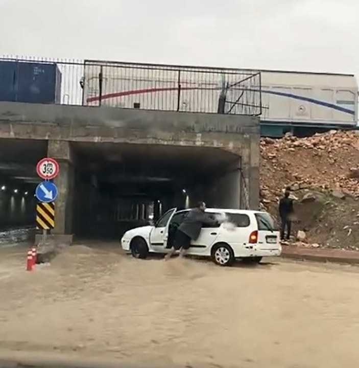 Elazığ'da sağanak yağış! Araçlar su altında kaldı