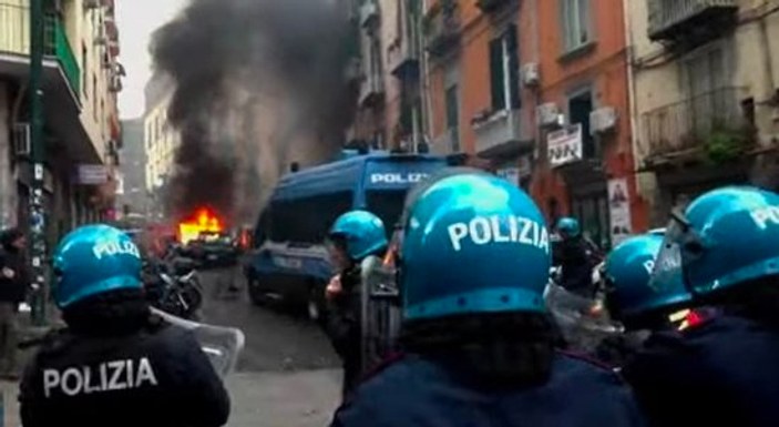 Frankfurt taraftarları Napoli sokaklarını savaş alanına çevirdi