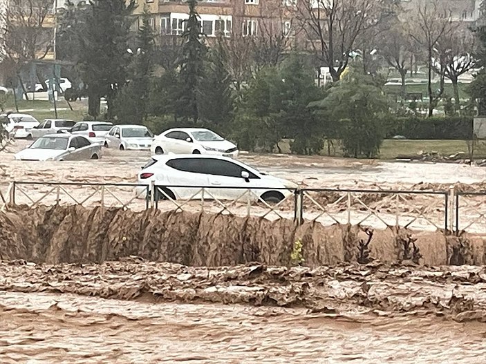 Şanlıurfa'da sağanak yağış sele döndü! Araçlar ve insanlar sürüklendi