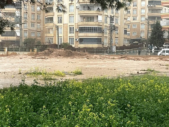 Şanlıurfa'da sağanak yağış sele döndü! Araçlar ve insanlar sürüklendi