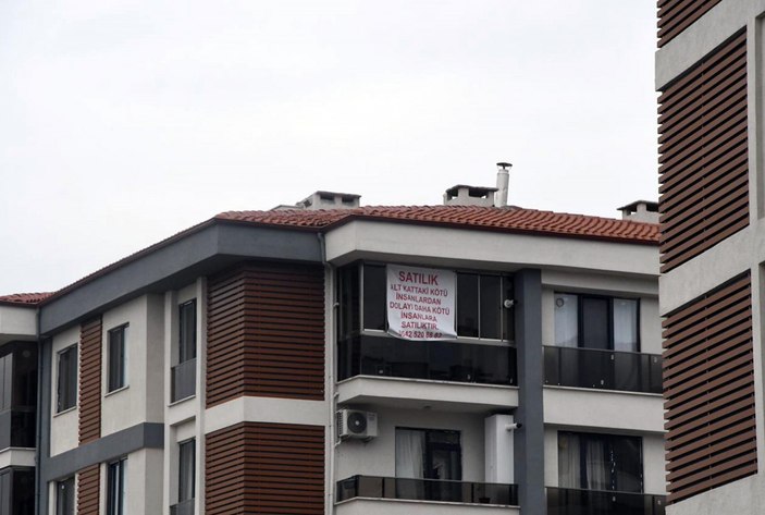 Gürültü yapan komşularına kızdı, 'Daha kötü insanlara satılıktır' yazısı asıp evini satışa çıkardı #1