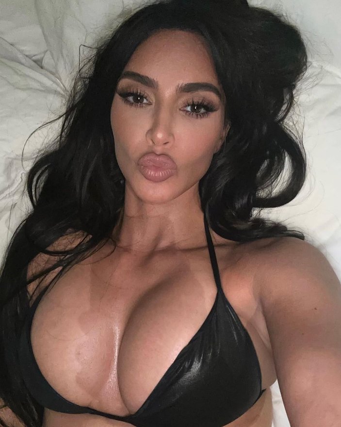 Kim Kardashian'dan yatak pozu