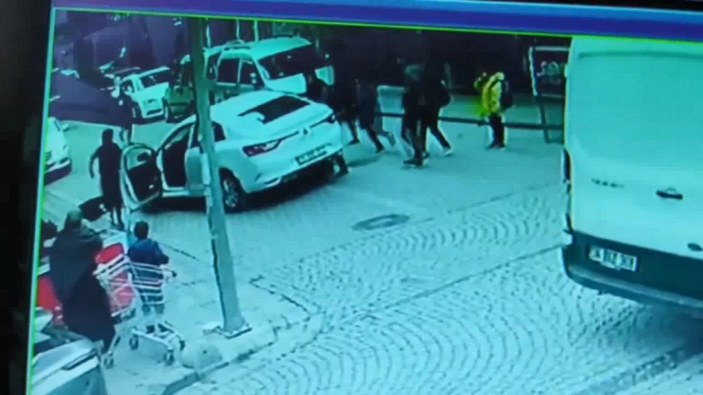 Zeytinburnu'nda otomobilin altından kalan kadını çevredekiler kurtardı #2