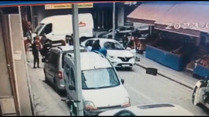 Zeytinburnu'nda otomobilin altından kalan kadını çevredekiler kurtardı #4