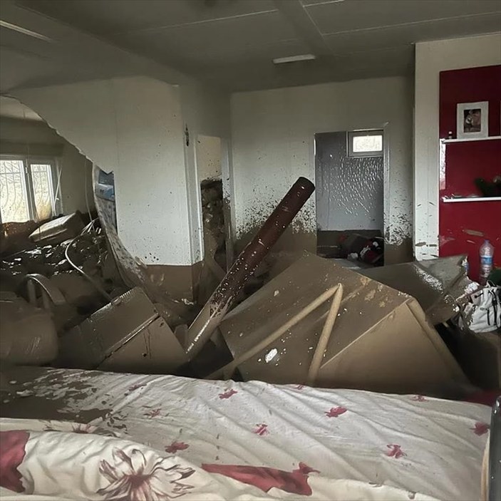 Adıyaman'da depremden kurtulup sığındıkları prefabrik evi sel bastı