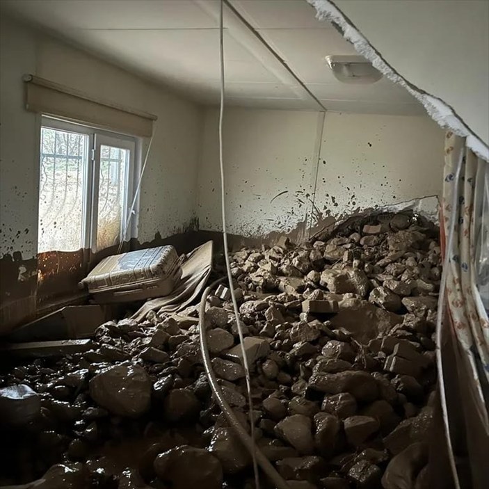 Adıyaman'da depremden kurtulup sığındıkları prefabrik evi sel bastı