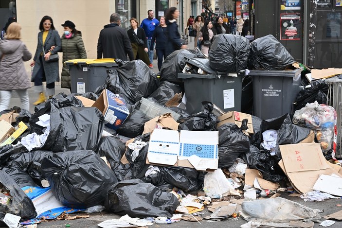 Paris sokaklarında çöp yığınları günlük rutin halini aldı