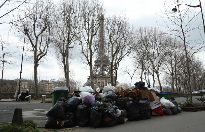 Paris sokaklarında çöp yığınları günlük rutin halini aldı