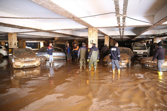 Şanlıurfa'da selin etkisi! Kentin otoparkında onlarca araç çamura gömüldü