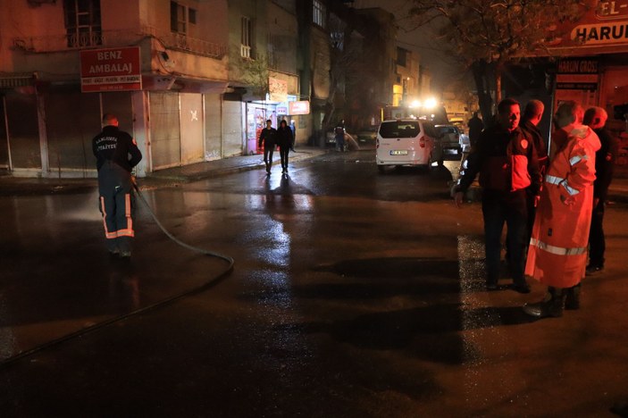 Sele teslim olan Şanlıurfa'da sokakları balçıktan arındırılıyor